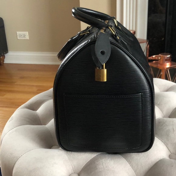Black Leather Louis Vuitton EPI Speedy 40. - Picture 6 of 8